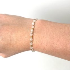 Zartes Perlenarmband mit weißen und goldenen Perlen - Gummiband