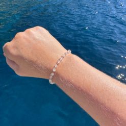 Zartes Perlenarmband mit weißen und goldenen Perlen