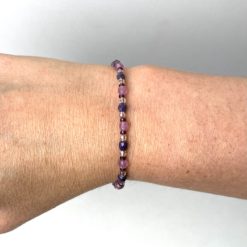 Zartes Perlenarmband mit violett rosa goldenen Perlen - Gummiband
