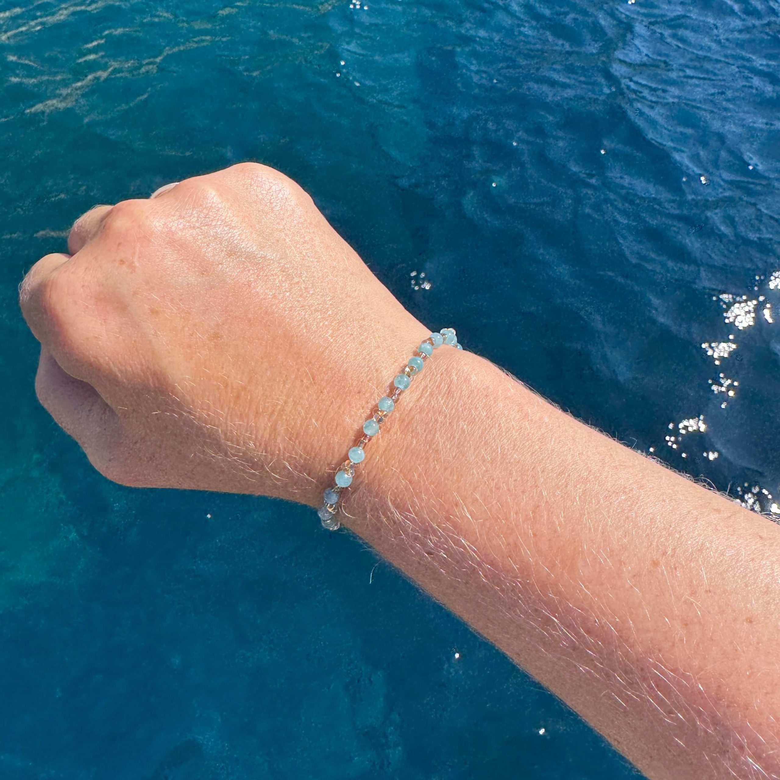 Zartes Perlenarmband mit blauer Jade und goldenen Glasperlen – stabiles Gummiband Zartes Perlenarmband mit blauer Jade und goldenen Glasperlen - stabiles Gummiband