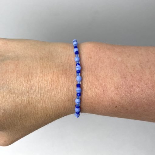 Zartes Perlenarmband mit blauen Perlen - Gummiband