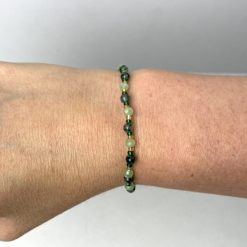 Zartes Perlenarmband mit grün goldenen Perlen - Gummiband