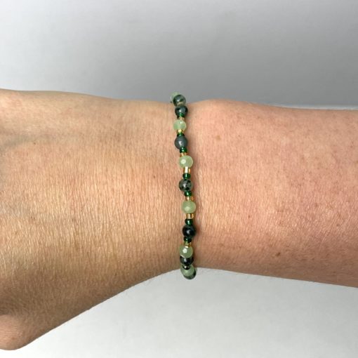 Zartes Perlenarmband mit grün goldenen Perlen - Gummiband