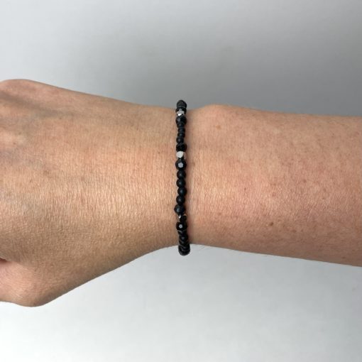 Zartes Perlenarmband mit schwarzen und silbernen Perlen - Gummiband