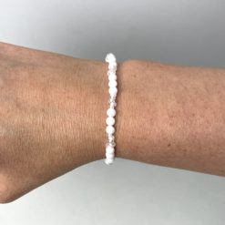 Zartes Perlenarmband mit weißen Jade Perlen - Gummiband