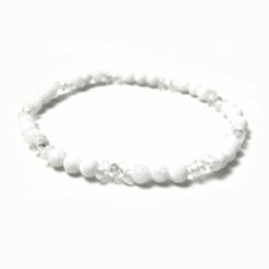 Zartes Perlenarmband mit weißen Jade Perlen - Gummiband