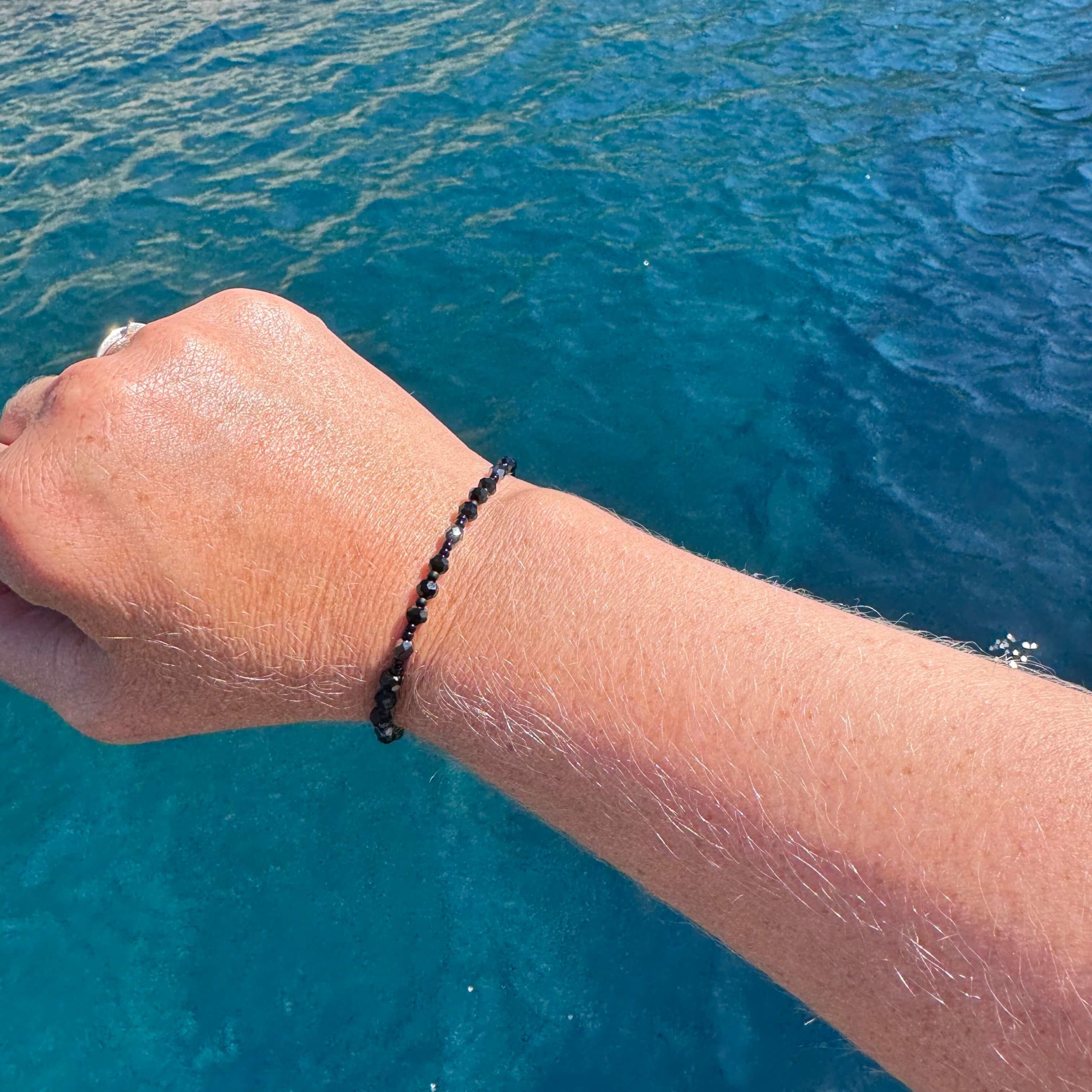 Zartes Perlenarmband mit schwarzen Perlen – stabiles Gummiband Zartes Perlenarmband mit schwarzen Perlen - stabiles Gummiband