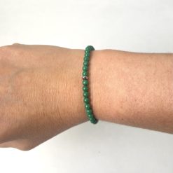 Zartes Perlenarmband mit dunkelgrünen Jade Perlen - Gummiband