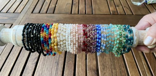 Zartes Perlenarmband in Regenbogen Farben - Gummiband