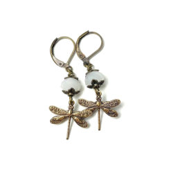 Bronzene Vintage Ohrringe Libelle mit creme weißer Glasschliffperle