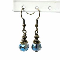 Ohrringe aus Bronze mit strahlend blauer Glasschliffperle