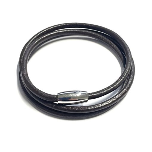 Dreifach gewickeltes Lederarmband in dunkelbraun mit Edelstahl Magnetverschluss