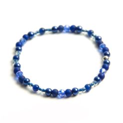 Zartes Perlenarmband mit dunkelblauen Perlen - Gummiband