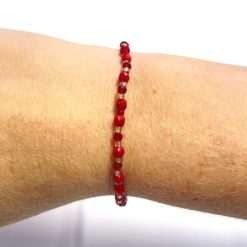 Zartes rotes Perlenarmband mit Glasschliffperlen - Gummiband