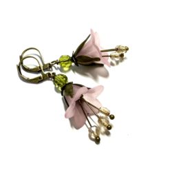 Romantische Blumen Ohrringe aus Bronze in rosa und olivgrün boho