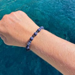 Perlenarmband mit dunkelblauen Perlen