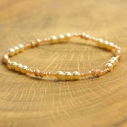 Zartes Perlenarmband mit champagner farbenen Perlen - Gummiband