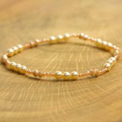 Zartes Perlenarmband mit champagner farbenen Perlen - Gummiband