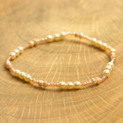 Zartes Perlenarmband mit champagner farbenen Perlen - Gummiband