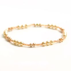 Zartes Perlenarmband mit champagner farbenen Perlen - Gummiband