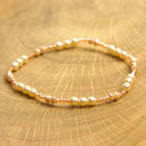 Zartes Perlenarmband mit champagner farbenen Perlen - Gummiband