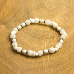 Perlenarmband mit weißen Achat Perlen