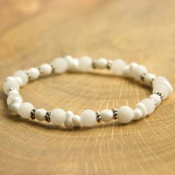Perlenarmband mit weißen Achat Perlen