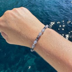 Perlenarmband mit jeansblauen Polaris Perlen