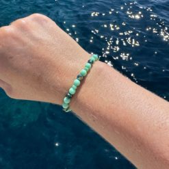 Perlenarmband mit grünen Perlen