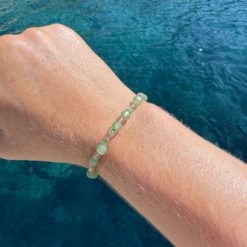 Zartes Perlenarmband mit patina grünen Perlen