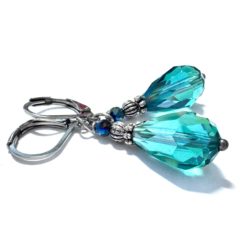 Edelstahl tropfen Ohrringe mit smaragdgrüner Glasschliffperle im Vintage Stil