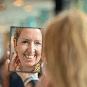 Ich mit Ohrringen auf der Bazaar Berlin - handgemachter personalisierter Schmuck