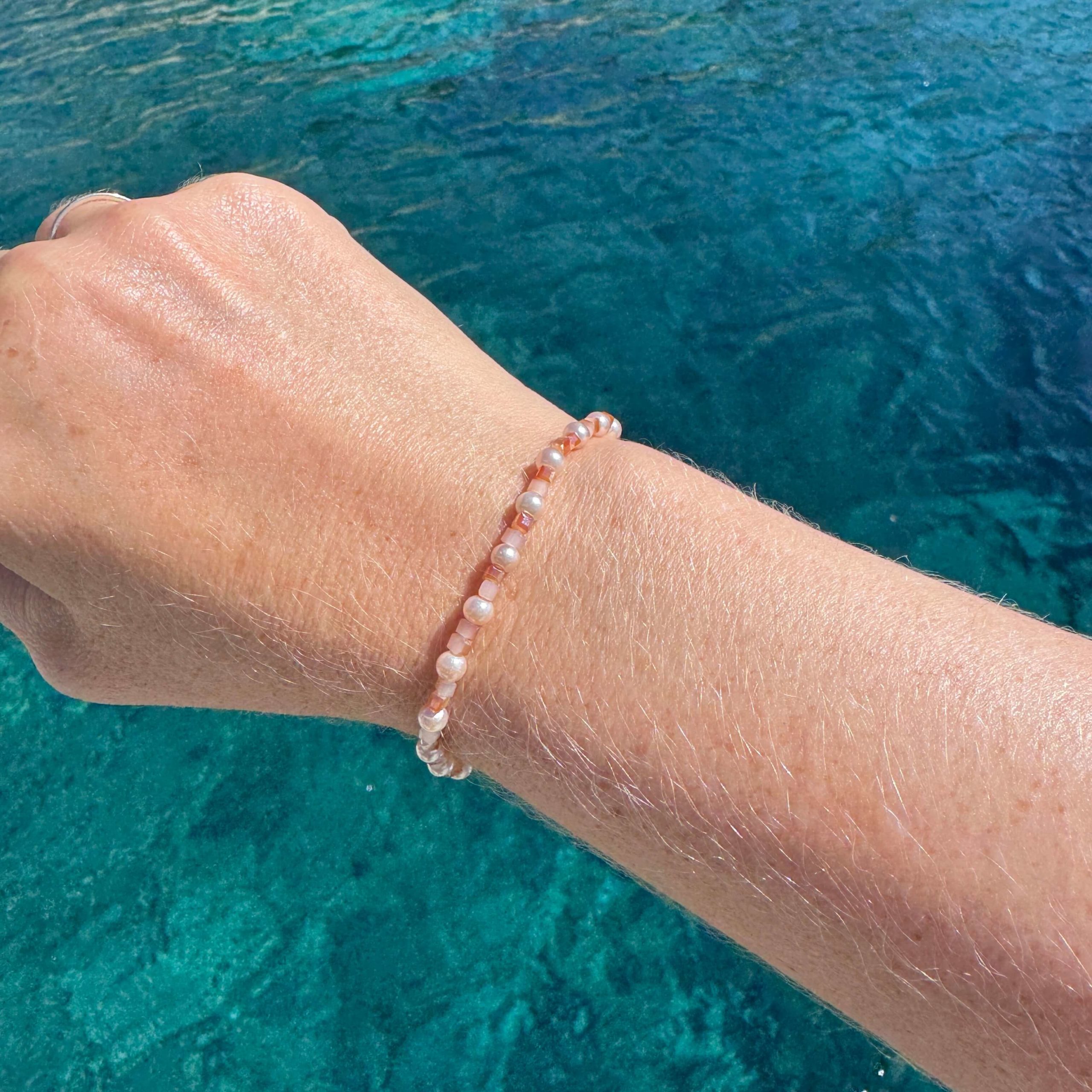 Zartes Perlenarmband mit champagner Perlen – stabilem Gummiband Zartes Perlenarmband mit champagner Perlen - stabilem Gummiband