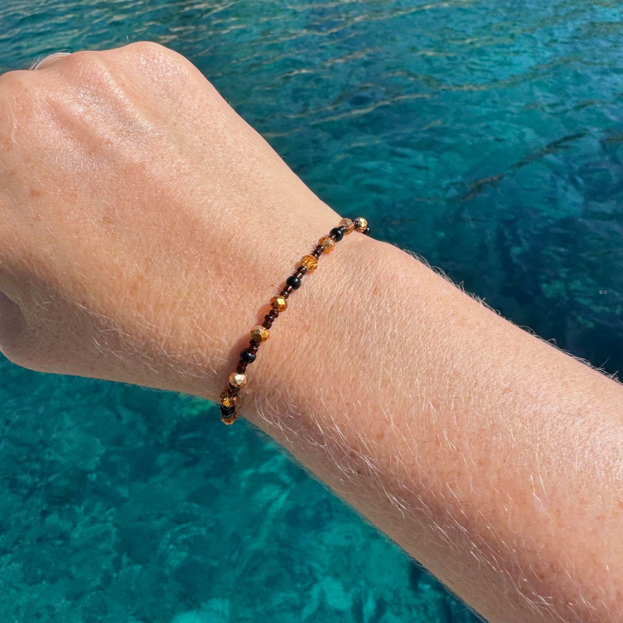 Zartes Perlenarmband mit gold braunen Perlen – stabilem Gummiband Zartes Perlenarmband mit gold braunen Perlen - stabilem Gummiband