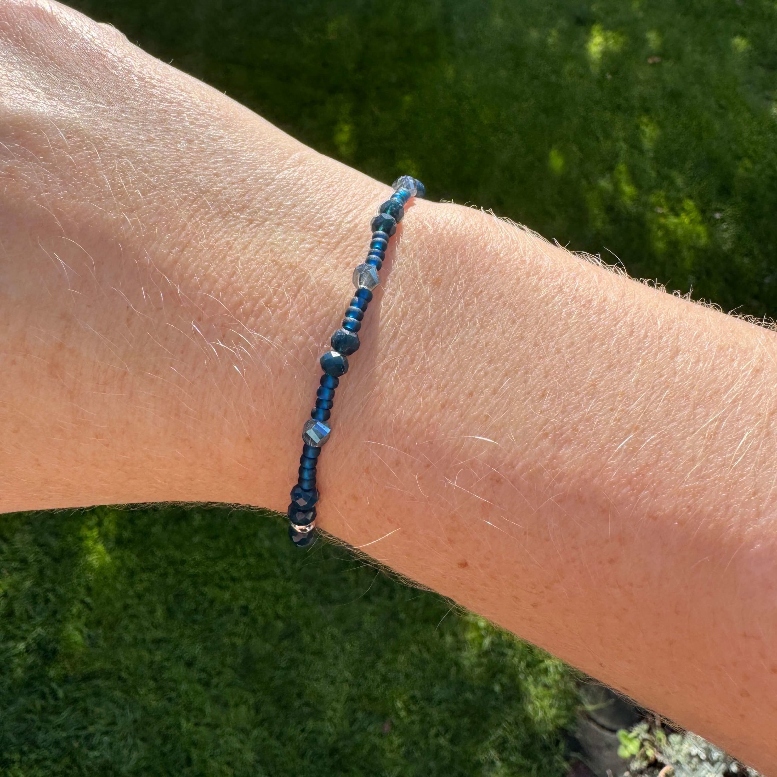 Zartes Perlenarmband mit dunkelblauen Perlen – stabilem Gummiband Zartes Perlenarmband mit dunkelblauen Perlen - stabilem Gummiband