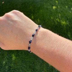 Zartes Perlenarmband mit dunkelblauen Cateye Perlen - stabilem Gummiband