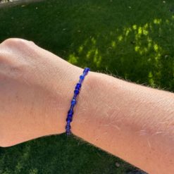 Zartes Perlenarmband mit dunkelblauen Perlen - stabilem Gummiband