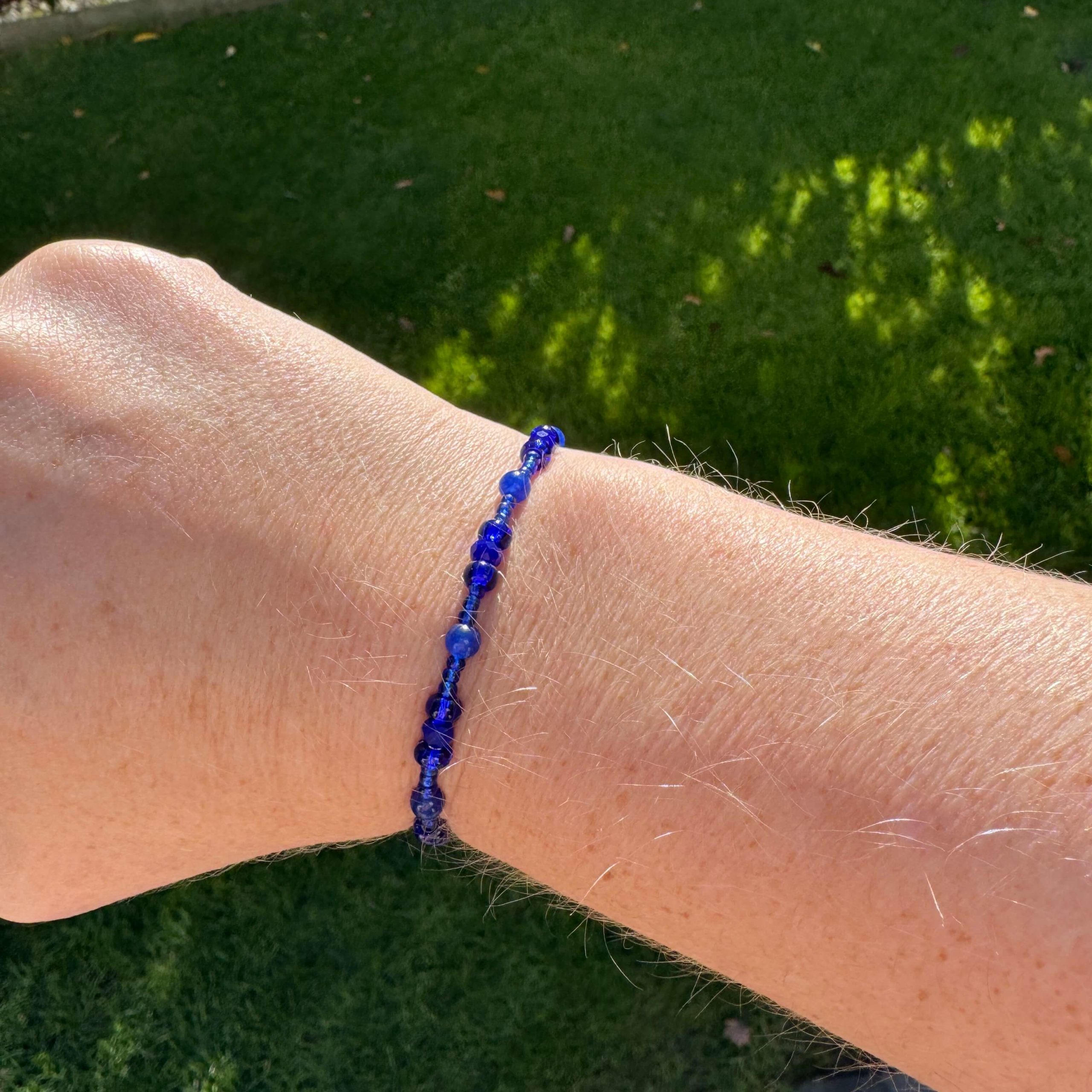 Zartes Perlenarmband mit dunkelblauen Perlen – stabilem Gummiband Zartes Perlenarmband mit dunkelblauen Perlen - stabilem Gummiband