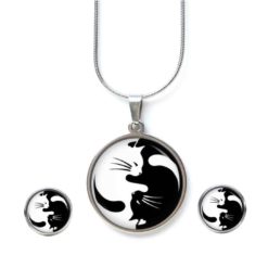 Yin Yang Katzen Schmuckset – Kette & Ohrringe mit Katze Motiv – Edelstahl Halskette und Ohrstecker –Geschenk für Katzenliebhaber