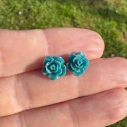 Rosen Ohrstecker Petrol – Handmade Edelstahl | Blumenohrringe von Just Trisha | Kleine Auflage Geschenkidee