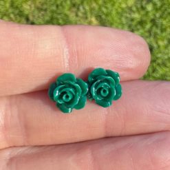 Rosen Ohrstecker Dunkelgrün – Handmade Edelstahl | Blumenohrringe von Just Trisha | Kleine Auflage Geschenkidee