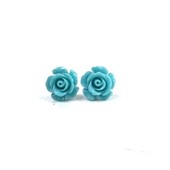 Rosen Ohrstecker Türkis – Handmade Edelstahl | Blumenohrringe von Just Trisha | Kleine Auflage Geschenkidee