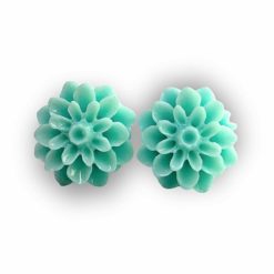 Große Chrysanthemen Ohrstecker Mintgrün – Handmade Edelstahl | Blumenohrringe von Just Trisha | Kleine Auflage Geschenkidee