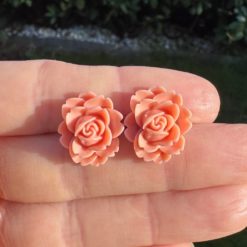 Große Rosen Ohrstecker Apricot – handmade von Just Trisha. Blumenohrringe aus Edelstahl. Romantischer Schmuck. Versandkostenfrei ab 30EUR.