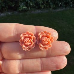 Große Rosen Ohrstecker Apricot – handmade von Just Trisha. Blumenohrringe aus Edelstahl. Romantischer Schmuck. Versandkostenfrei ab 30EUR.