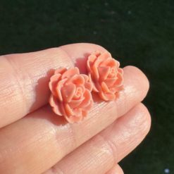 Große Rosen Ohrstecker Apricot – handmade von Just Trisha. Blumenohrringe aus Edelstahl. Romantischer Schmuck. Versandkostenfrei ab 30EUR.