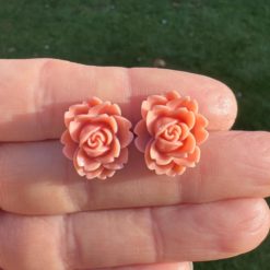 Große Rosen Ohrstecker Apricot – handmade von Just Trisha. Blumenohrringe aus Edelstahl. Romantischer Schmuck. Versandkostenfrei ab 30EUR.