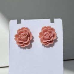 Große Rosen Ohrstecker Apricot – handmade von Just Trisha. Blumenohrringe aus Edelstahl. Romantischer Schmuck. Versandkostenfrei ab 30EUR.