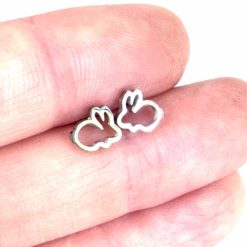 Mini Hasen Ohrstecker Edelstahl – Kleine Edelstahl Ohrringe | Minimalistisch Handmade Just Trisha | Geschenkidee