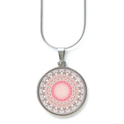 Handmade Kette zartes Mandala Rosa Creme aus Edelstahl von Just Trisha